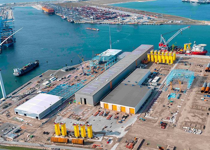 De Sif-fabriek op de Tweede Maasvlakte is specifiek ontworpen voor de productie van XXXL-funderingsbuizen met een diameter van 11 meter, monopiles genaamd.