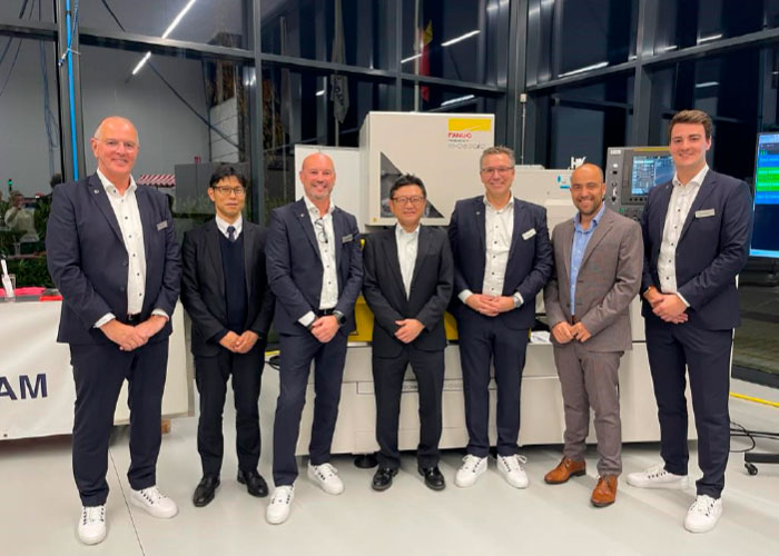 De heer Takayama, Manager Fanuc Europe voor alle Robo-machines, en zijn opvolger de heer Hashimoto brachten een bezoek aan het open huis van Humacs Krabbendam.