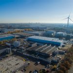 Een bedrijventerrein in Tilburg met windmolen. Veel ondernemers in Nederland zijn al bezig met energiebesparing en duurzame opwek.