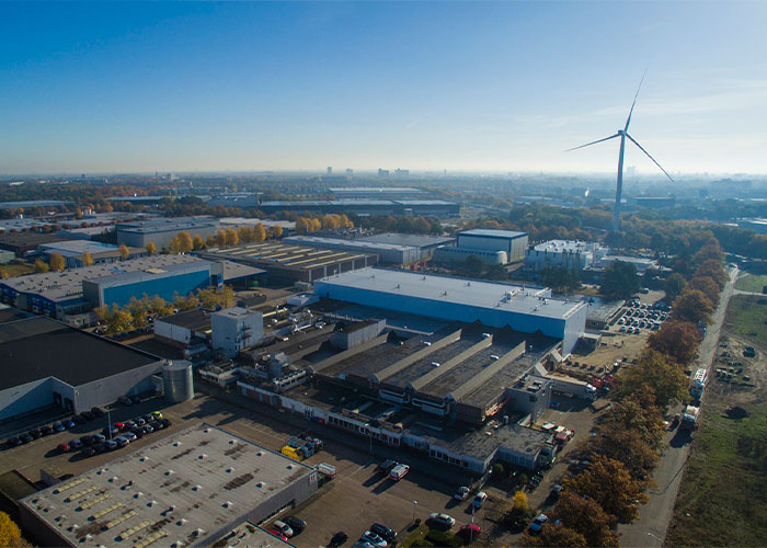 Een bedrijventerrein in Tilburg met windmolen. Veel ondernemers in Nederland zijn al bezig met energiebesparing en duurzame opwek.