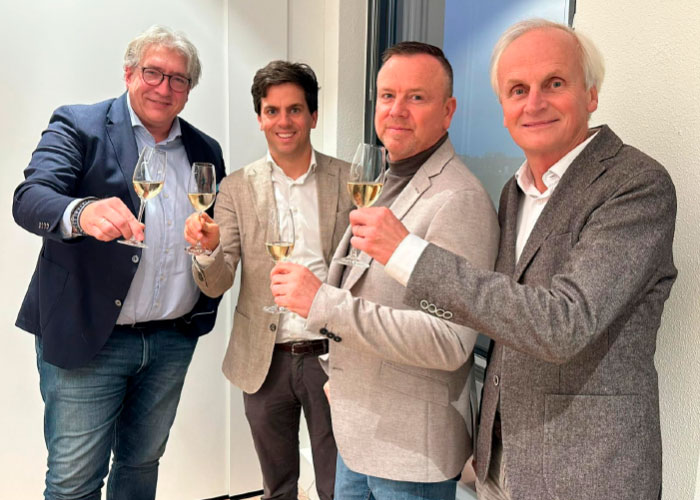 De deal is rond. V.l.n.r. Eddo Cammeraat, Stefan Damen (MGF), Edwin van der Spek en Paul van Logtestijn (MGF).