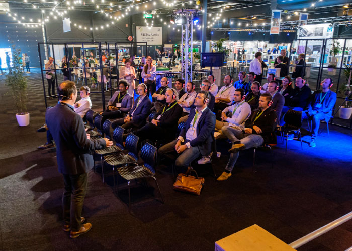 Maakindustrie Expo biedt boeiende seminars en lezingen, waar sprekers inzichten delen over actuele thema's.