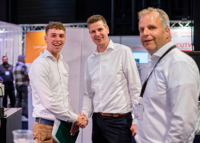 Accountmanager Joeri Goorhuis (links), hier met enkele exposanten: "Maakindustrie Expo is de perfecte gelegenheid voor maakbedrijven om zich te profileren, nieuwe zakelijke kansen te ontdekken en op de hoogte te blijven van de nieuwste ontwikkelingen.”