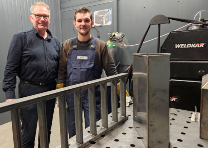 Bedrijfsleider Wim Pijnappels en lasser Tim Heessels. Sinds Metalco is gestart met hand laserlassen, gaan er steeds meer producten de lascabine in. 