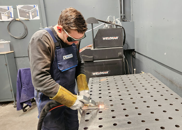 Het hand laserlassen bied diverse voordelen: hoge snelheid, geringe warmte-inbreng (geen vervorming) en een mooie las waardoor nabewerking nagenoeg niet nodig is. Dit scheelt Metalco op jaarbasis heel veel tijd.