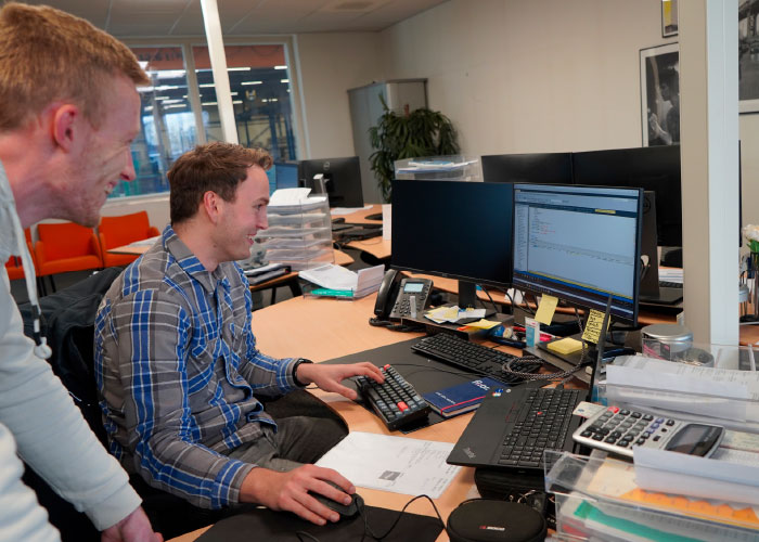 Xavier de Bondt (zittend) van fizor. en Renso Strating (verkoop Maatwerk) van Paul Meijering Metalen overleggen regelmatig met elkaar.