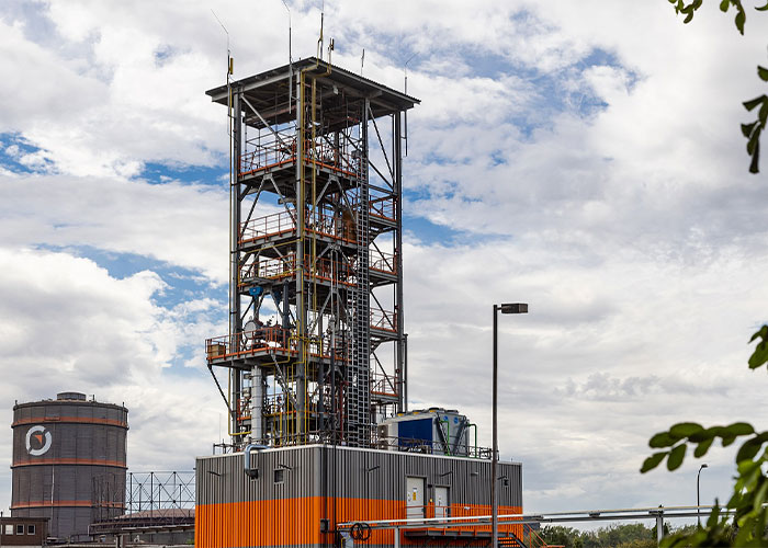 De 30 meter hoge demonstratiefabriek op het terrein van Salzgitter wordt gebruikt om biogene materialen te onderzoeken voor de productie van staal. (Foto: Salzgitter AG)