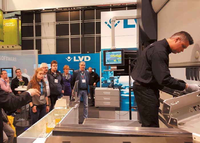 Een foto uit de oude doos: de Guided Tour Plaatbewerking doet tijdens de TechniShow van 2016 de stand van LVD aan. Dit jaar doet LVD opnieuw mee, nu met een robotkantcel.