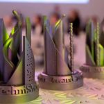 De winnaar van de TechniShow Innovatie Award ontvangt tijdens de Avondshow op de stand van FPT-Vimag de ge-3D-printe Award.