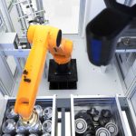 Bij bin-pickingsystemen bevinden de werkstukken zich in een chaotische positie. Met behulp van een 3D-sensorsysteem pakt de robot niet alleen de componenten, maar herkent ze ook correct, lijnt ze uit en voert ze door naar de volgende verwerkingsstap.