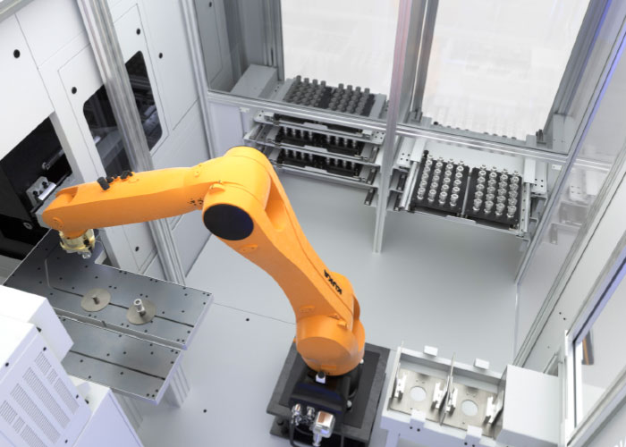 Met het ladesysteem worden de werkstukken op verschillende niveaus aan de robot aangeboden. Terwijl de laden worden geladen, voorziet de robot in de cel de machine van werkstukken.