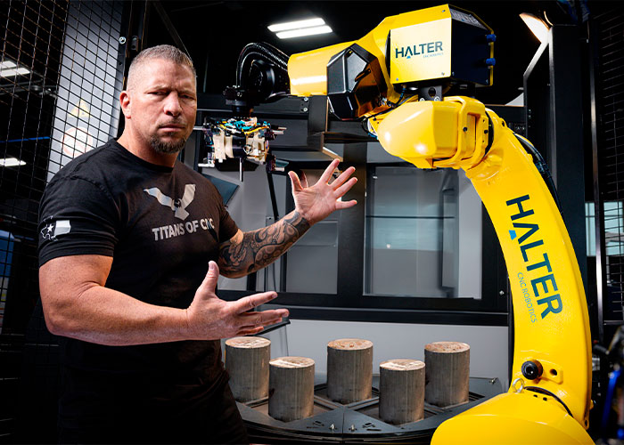 Titan Gilroy met een Halter beladingsrobot in het technologiecentrum van Titans of CNC in Texas, USA.