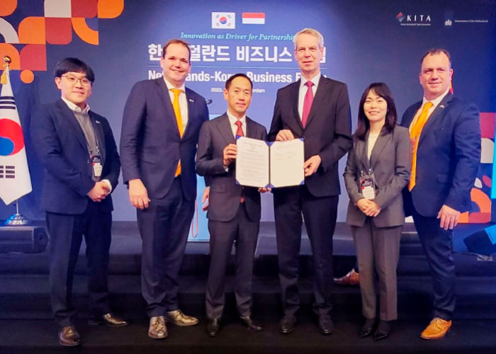 Het preferred supplierschap van SAM XL is vastgelegd in een memorandum of understanding met Doosan Robotics. Op de foto onder meer SAM XL CEO Hein Koelman (derde van rechts) en Joost Verschure (tweede van links) en Frank Epping (rechts) van Dormac. 