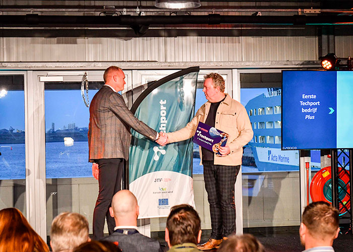 Techport relatiemanager Theo Koster verwelkomt Intures als eerste 'Techportbedrijf Plus'.