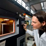 De onderzoekers kunnen zelf metalen en keramische grondstoffen ontwerpen, die in de 3D-printers in het nieuwe lab gaan.