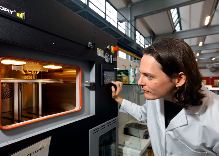 De onderzoekers kunnen zelf metalen en keramische grondstoffen ontwerpen, die in de 3D-printers in het nieuwe lab gaan.