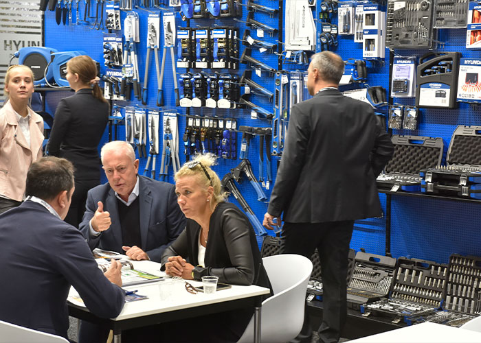 Meer dan 3200 exposanten – waarvan 90 procent uit het buitenland – presenteren zich op de Eisenwarenmesse, het centrale ontmoetingspunt voor de internationale hardware-industrie