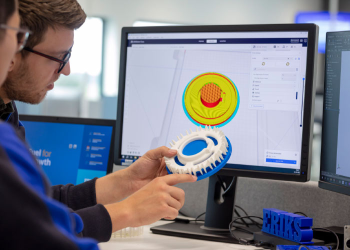 De flexibiliteit van 3D-printen maakt snelle prototyping tijdens de ontwikkeling mogelijk, waardoor de communicatie met productieteams en klanten wordt gestroomlijnd.