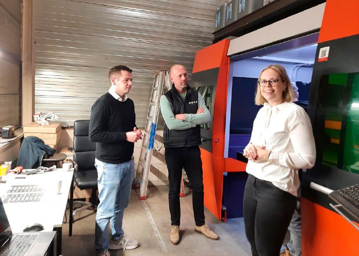 Wethouder Christiaan Peetoom (links) met Stef en Desiree Oudejans bij hun nieuwe machine. Mezo Steel