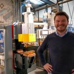 Rewigo is een puntlasmachine voor de fabriek van de toekomst, waarin hardware, software, mensen en producten digitaal met elkaar zijn verbonden. “Onze machines zijn steeds vaker onderdeel van een complete installatie of productielijn”, zegt Huig Wols van Laskar Puntlastechniek. “Connectiviteit is dan een absolute voorwaarde.”