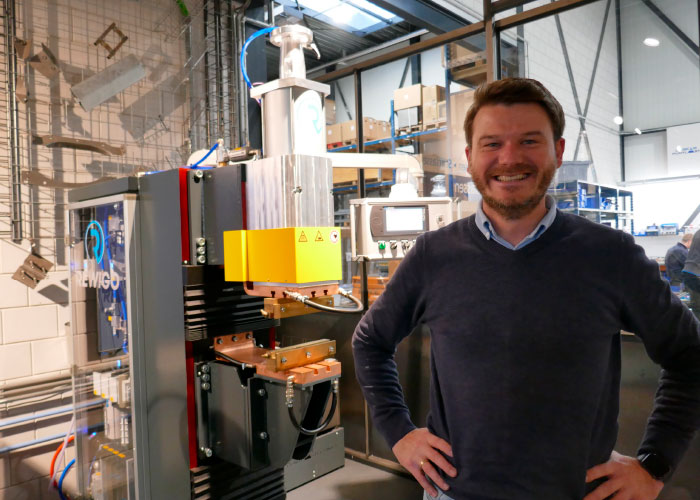 Rewigo is een puntlasmachine voor de fabriek van de toekomst, waarin hardware, software, mensen en producten digitaal met elkaar zijn verbonden. “Onze machines zijn steeds vaker onderdeel van een complete installatie of productielijn”, zegt Huig Wols van Laskar Puntlastechniek. “Connectiviteit is dan een absolute voorwaarde.”