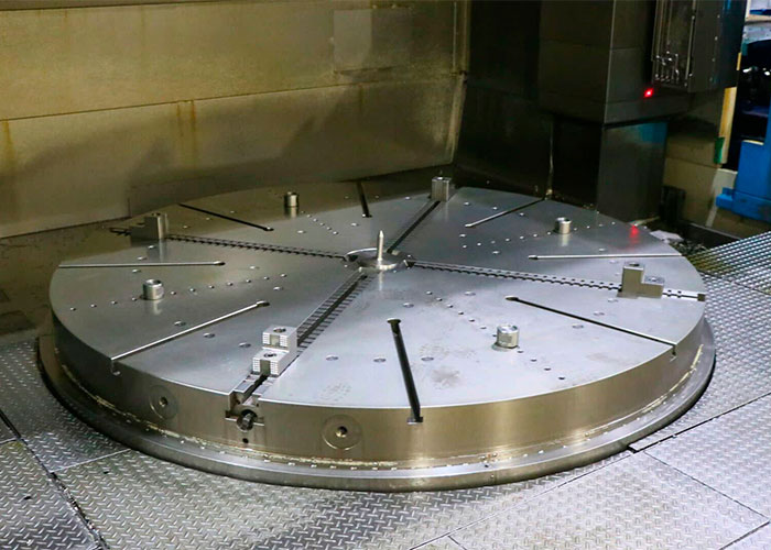 De werktafel van de carrouseldraaibank SIRMU VTMP 280 C heeft een opspanplaat met een diameter van 2,8 m. De machine is geschikt voor werkstukken tot een gewicht van 42 t. (FOTO Surplex)