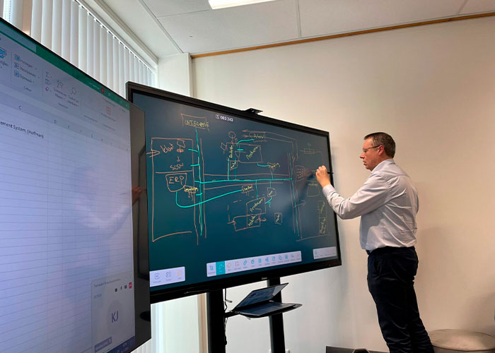 Negen verschillende partijen uit de productietechnologie zetten een heuse geïntegreerde productieautomatisering op. De bezoeker kan op dit zogenoemde Themaplein Productieautomatisering alle stappen van een moderne productieomgeving meemaken.