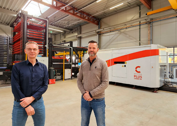 Bedrijfsleider Robin van Alfen van Van der Sluis Constructie en Jeffrey Datema van Fiber Laser Benelux bij het nieuwe snijsysteem. Hiermee wil Van der Sluis echt een speler in de markt van plaatbewerking worden.