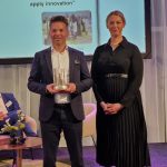 Directeur Frank Biemans van BMO Automation met de TechniShow Innovation Award. Rechts juryvoorzitter Eveliene Langendijk.