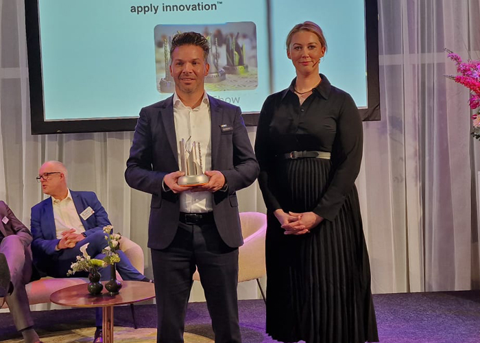 Directeur Frank Biemans van BMO Automation met de TechniShow Innovation Award. Rechts juryvoorzitter Eveliene Langendijk.