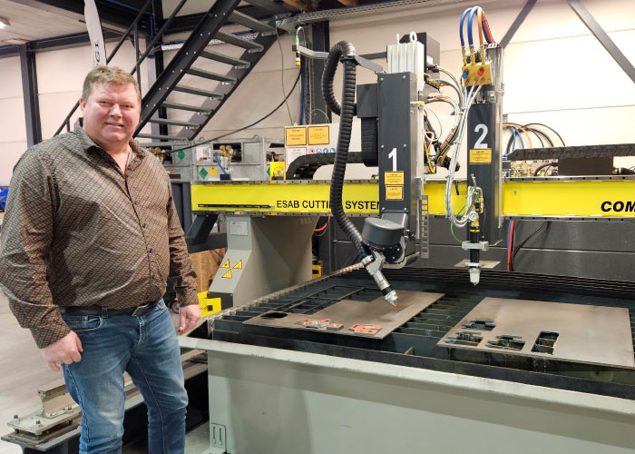 Marcel Schut van CSBX bij de Combirex Pro die sinds kort als demomachine staat opgesteld bij CSBX: “Voor veel constructiebedrijven is deze snijmachine een betere oplossing dan een laser, zeker in combinatie met autogeen. Want dan heb je een snijbereik van 5 tot 200 mm.”