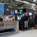 Simon Sanchez Suijkerbuik, Mark Mugge en Ton Wolvers voor de nieuwe Puma 700LM II van DN Solutions: “Het stabiele karakter van de machine in combinatie met de krachtige spil maken de machine uitermate goed geschikt voor het bewerken van grote draaidelen.”