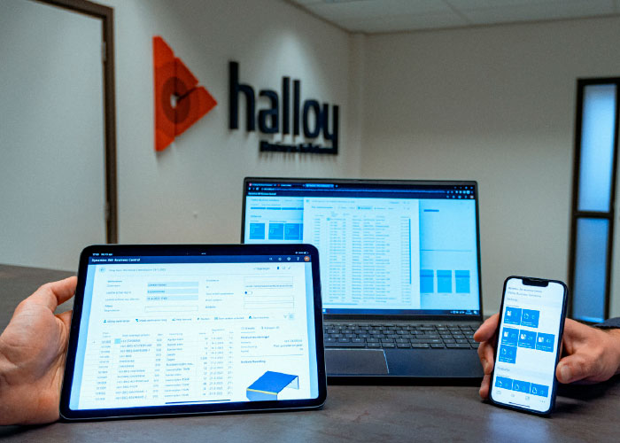 Microsoft D365 Business Central, door Halloy verrijkt met functionaliteiten specifiek voor de metaalindustrie, draait volledig in de cloud, zodat alle gegevens altijd en overal toegankelijk zijn op elke computer, tablet of telefoon.