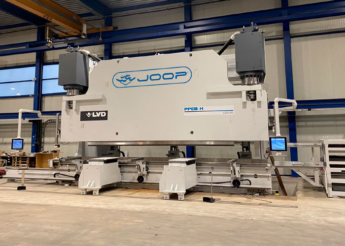 De meest recente investering van JOOP is een grote kantbank van LVD met een werkbreedte van 8 meter en een vermogen van 1250 ton.