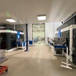 Een van de nieuwe cleanrooms van RVS Clean. De uitbreiding is vooral noodzakelijk omdat er steeds meer grotere onderdelen moeten worden gecleand, zoals bordessen, platforms, grote freesdelen en complexe samenstellingen.