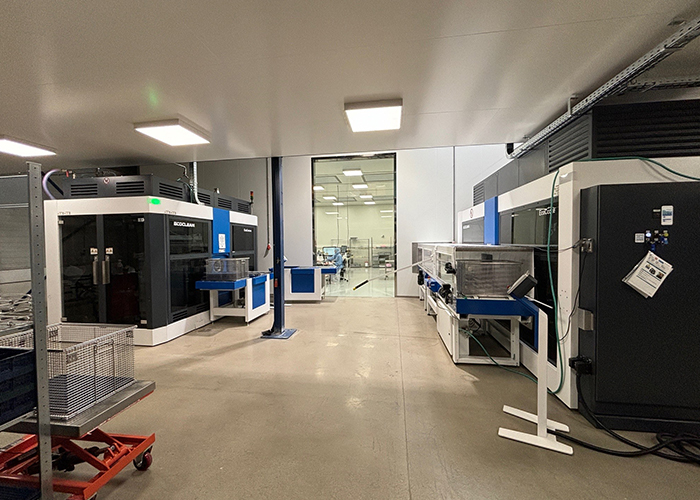 Een van de nieuwe cleanrooms van RVS Clean. De uitbreiding is vooral noodzakelijk omdat er steeds meer grotere onderdelen moeten worden gecleand, zoals bordessen, platforms, grote freesdelen en complexe samenstellingen.