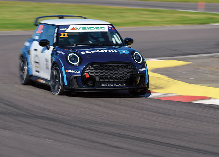 SCHUNK ondersteunt de overgang naar elektromobiliteit nu ook op het racecircuit. De volledig elektrische SCHUNK Mini doet dit jaar mee aan de Europese NXT Gen Cup. (Foto: Martin Öberg / Beeldrechten: NXT Gen Cup)