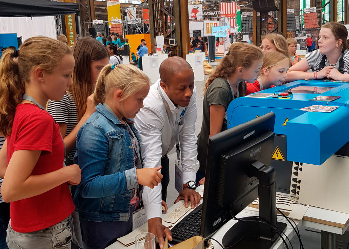 Door de technische werkplekken zo aantrekkelijk mogelijk te maken, wil WIA Educational de huidige generatie leerlingen enthousiast maken voor een loopbaan in de maakindustrie.