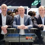 Dirk De Bilde, CEO Siemens Nederland, Edwin Willems, Senior Vice President VDL Groep en Karel Smits, business unit manager bij VDL Automated Vehicles tekenen op de Hannover Messe in Duitsland een samenwerkingsovereenkomst.