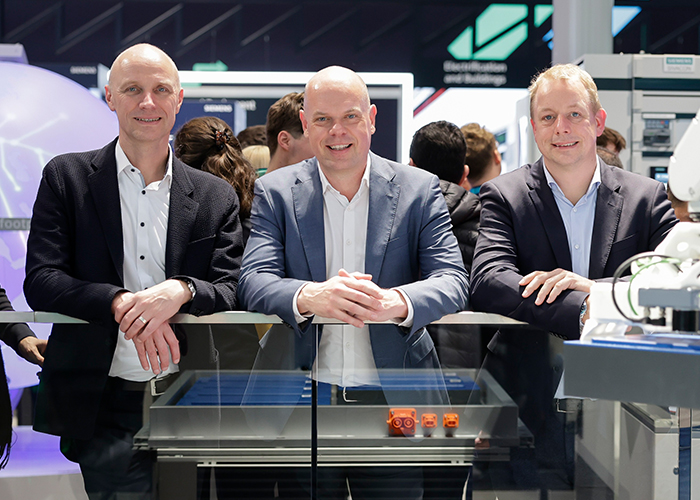 Dirk De Bilde, CEO Siemens Nederland, Edwin Willems, Senior Vice President VDL Groep en Karel Smits, business unit manager bij VDL Automated Vehicles tekenen op de Hannover Messe in Duitsland een samenwerkingsovereenkomst.