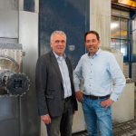 John Hermans, oud-eigenaar van Ubroek precision in large machining, en CEO Edwin Voermans van Dumaco Group. Mede door de overname van Ubroek is Dumaco inmiddels ook op het gebied van verspaning op hoog niveau een serieuze partij.