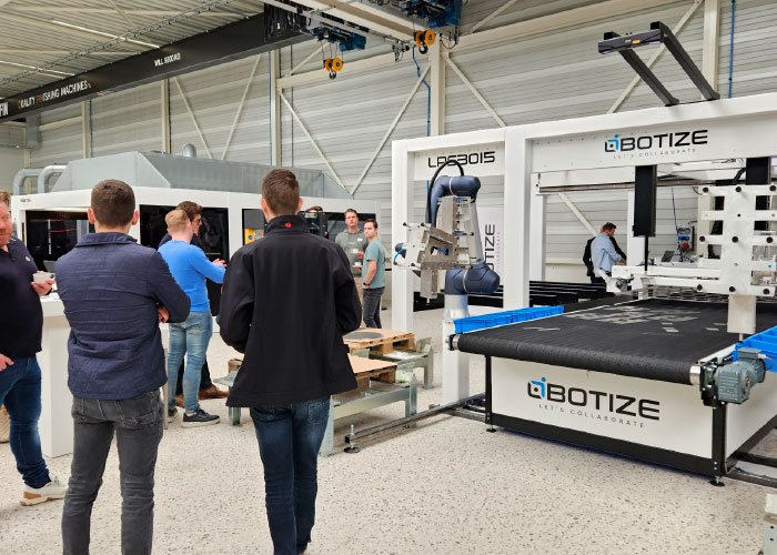 Bij de Obotize-oplossing landt de gesneden plaat vanaf de snijtafel op een lopende band. Het skelet wordt omhoog getild en de laat de gesneden producten op de transportband vallen. Cobots en 3D-vision nemen vervolgens het afrapen en wegleggen van de onderdelen voor hun rekening.