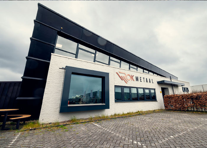 ROK Metaal bedient de klanten vanuit dit bedrijfspand in Tilburg. “Onze kracht is het snel leveren van spoedjes en enkelstuks met een goede kwaliteit.” 