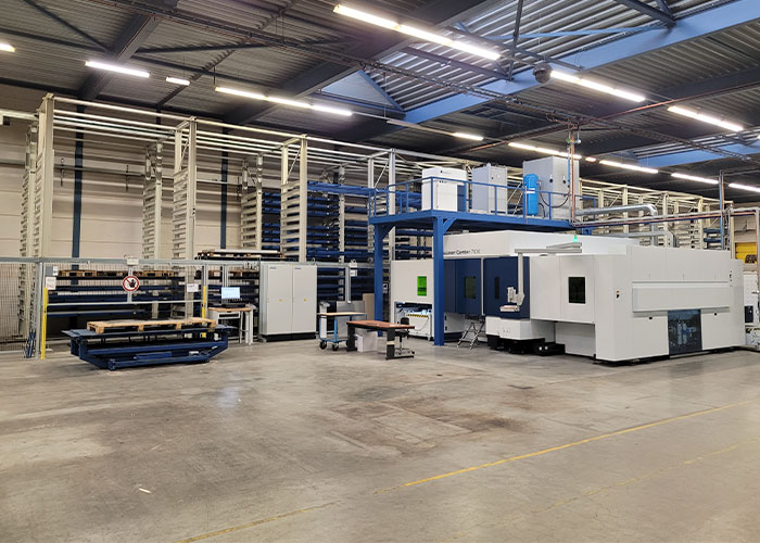 Lasersnijmachine van VDL Industrial Modules voor het snijden van plaatmetaal.