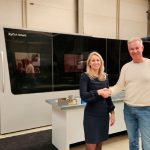 Anne-Roos Woolderink van Bystronic en VMT-eigenaar Kees Verschoor bij de nieuwe ByCut Smart lasersnijmachine. “Ik wil om de 5 jaar weer de nieuwste technologie hebben”, zegt Verschoor.