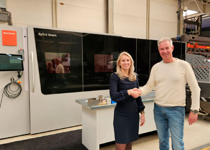 Anne-Roos Woolderink van Bystronic en VMT-eigenaar Kees Verschoor bij de nieuwe ByCut Smart lasersnijmachine. “Ik wil om de 5 jaar weer de nieuwste technologie hebben”, zegt Verschoor.