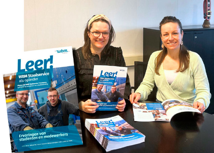 Evelien Harbers (links) van Marketing & Communicatie en HRD-specialist Marianne Mosselman met de eerste uitgave van Leer!