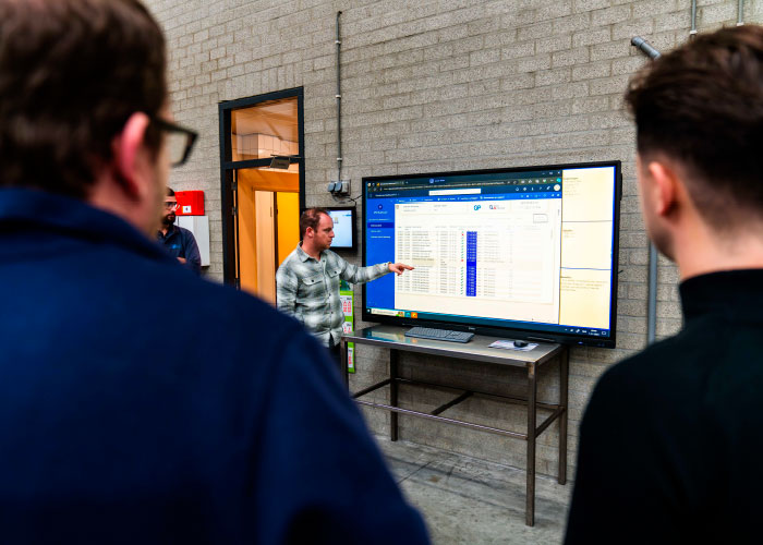 Bij GPM begint elke werkdag met een overleg met alle productiemedewerkers bij het grote touchscreen dashboard in de werkplaats, waarop alle operationele informatie eenvoudig tevoorschijn kan worden gehaald.