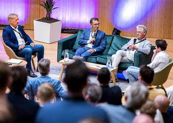 Onder leiding van dagvoorzitter Tom Jessen debatteerden Jos Smeets (Inalfa Roof Systems), Frank Thuijsman (Maastricht University) en Walter Pijls (Brightlands Smart Services Campus) over de toepassingen van technologie en digitalisering in de Smart Manufacturing.
