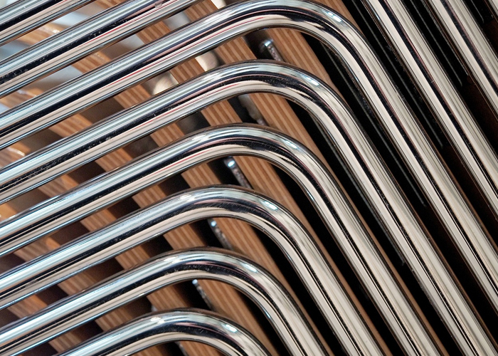 Buizen buigen houdt in dat een buis zodanig wordt vervormd dat deze een bepaalde hoek of radius krijgt, zonder de structurele stevigheid van het materiaal aan te tasten.